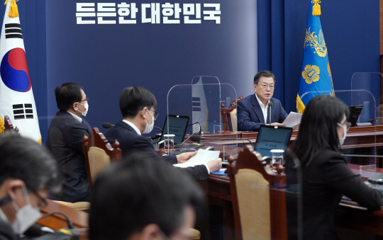 문재인 대통령이 8일 청와대에서 열린 수석·보좌관회의에서 발언하고 있다.  연합뉴스