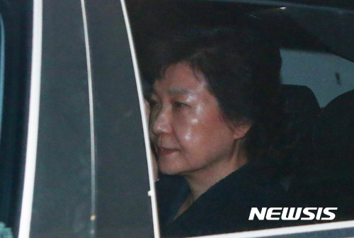 [의왕=뉴시스] 조성봉 기자 = 뇌물수수 등의 혐의로 구속영장이 발부된 박근혜 전 대통령이 지난 2017년 3월31일 새벽 경기도 의왕시 서울구치소에 들어서고 있다. 2017.03.31. photo@newsis.com