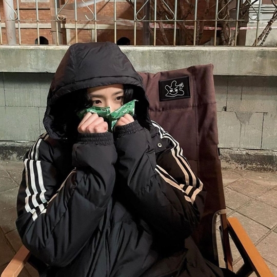 Group BLACKPINK JiSoo showed off its cute charm.JiSoo posted a picture on his instagram on the 9th.In the photo, JiSoo is waiting outdoors in padding. JiSoo is melting the cold with two hot packs on his cheek.His lovely appearance and cute pose make the viewers laugh.Meanwhile, the group BLACKPINK, which JiSoo belongs to, is showing the strength of the global mainstream group by exceeding 1.2 billion views of Kill This Love music video YouTube at 0:38 am.Photo JiSoo SNS