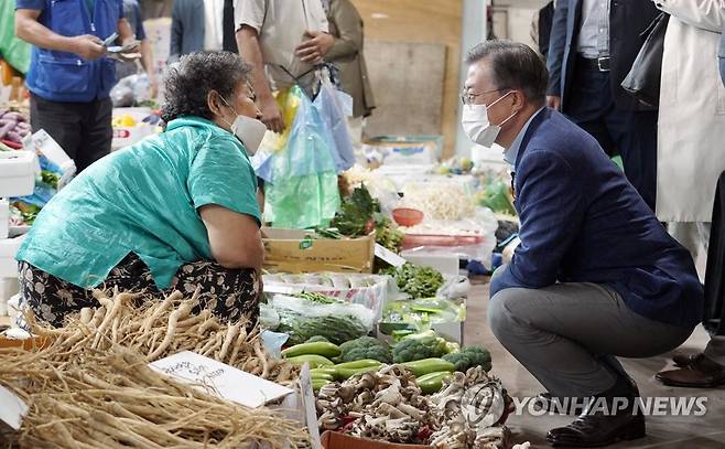 상인과 대화하는 문 대통령 문재인 대통령이 추석 명절을 앞둔 지난 9월 29일 오후 서울 서대문구 인왕시장에서 상인과 대화하고 있다.  [청와대 제공. 재판매 및 DB 금지] photo@yna.co.kr