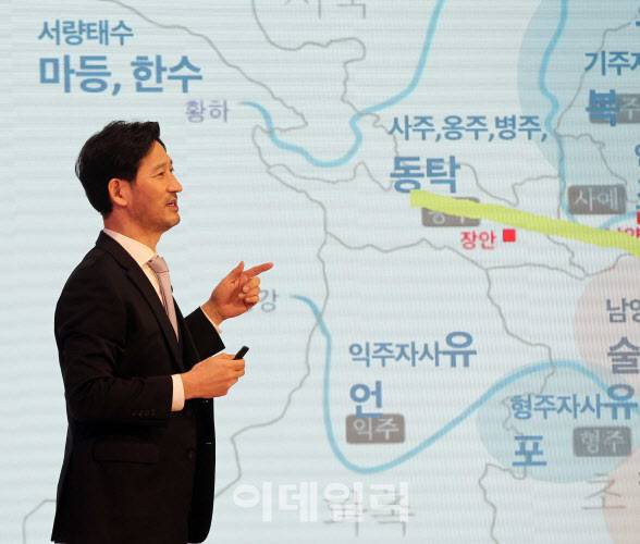 최영진 중앙대 정치국제학과 교수가 서울 중구 순화동 KG하모니홀에서 ‘위대한 생각’ 지상 강연 ‘워-스트래티지’ 8강 ‘삼국대전과 전략적 순간들 상(上)’ 편을 강의하고 있다. (사진=김태형 기자)
