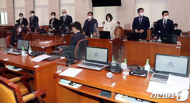 10일 오전 국회 문체위에서 열린 황희 문화체육부 장관 후보자 인사청문경과보고서 채택 협의를 위힌 전체회의에서 국민의힘 의원들이 퇴장한 후 여당의원들이 표결처리하고 있다. 2021.2.10/뉴스1 © News1 박세연 기자