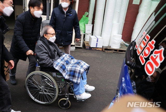 이명박 전 대통령이 10일 오후 서울 종로구 서울대병원에서 퇴원하고 있다. (공동취재사진)