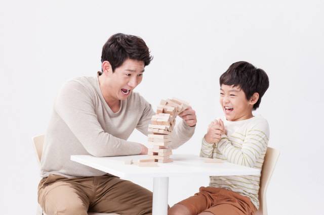 아이의 집중력을 향상시키는 데 젠가가 도움이 된다./클립아트코리아