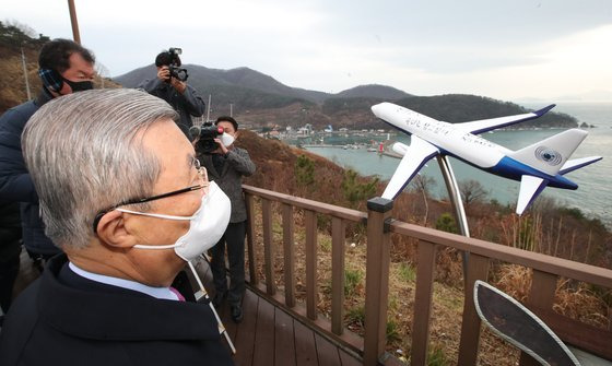 김종인 국민의힘 비상대책위원장이 부산시 가덕도 대항전망대를 찾은 모습. [뉴스1]