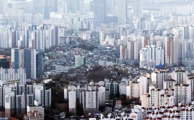 올해들어 아파트 거래가 줄어들고 매물들이 쌓이고 있다. 서울 아파트 전경. / 사진=연합뉴스