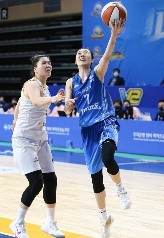 슛하는 우리은행 박혜진(오른쪽). 
[WKBL 제공]