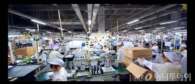 중국 중칭 공장의 폭스콘 직원들이 분주하게 완제품을 포장하고 있는 조립라인, L10으로 추정되는 내부의 모습이다./사진제공=폭스콘