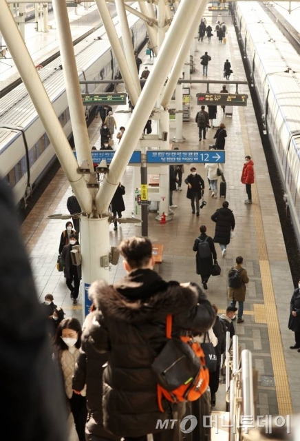 설 명절 연휴를 하루 앞둔 10일 서울역 승강장에서 귀성객들이 기차 탑승을 위해 이동하고 있다./사진=김휘선 기자 hwijpg@