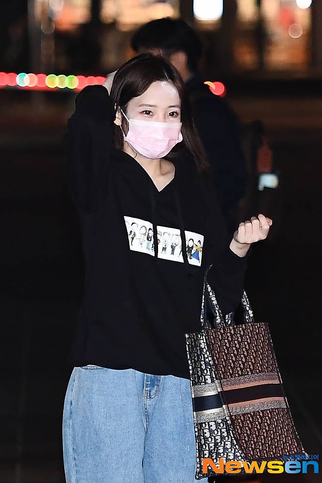 Lovelyz (LOVELYZ) member Yoo Ji-ae is entering the broadcasting station to attend the SBS Power FM Bae Sung-jaes Ten radio recording schedule held at SBS Mok-dong, Yangcheon-gu, Seoul on the afternoon of February 10.