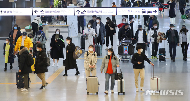 [제주=뉴시스]우장호 기자 = 설 명절 연휴를 하루 앞둔 10일 오전 제주국제공항 1층 도착장에서 관광객들이 렌터카 보관소로 이동하고 있다. 2021.02.10. woo1223@newsis.com