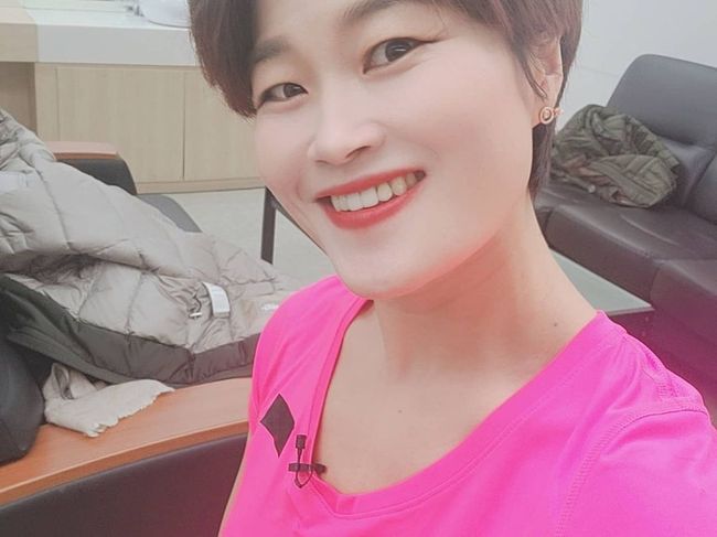 Gagwoman Kim Hye-Seon has released a full-make-up for a long time.Kim Hye-Seon wrote on her SNS on the 10th, Channel A Happy Morning. Class morning, evening. Meeting. Night shoot. Tomorrow class preparation. Wow.The end of the diary and photos were posted.In the photo, Kim Hye-Seon is making up as usual. Beautiful looks that make beautiful makeup for broadcasting are attracting attention.In other photos, unlike full-make-up, it is proud of its solid leg muscles, preparing for exercise and exercise.Meanwhile Kim Hye-Seon married Stephen Zigel, a Germany three-year-old in 2018.Kim Hye-Seon SNS