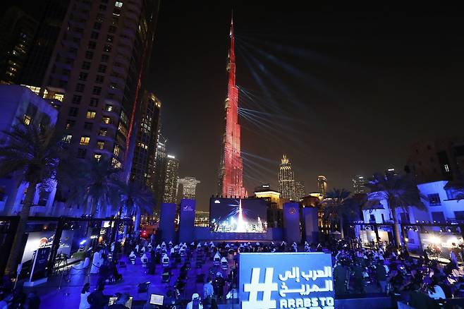 두바이의 세계 최고층 빌딩인 부르즈 칼리파에서 벌어진 축하쇼. 사진=AP 연합뉴스