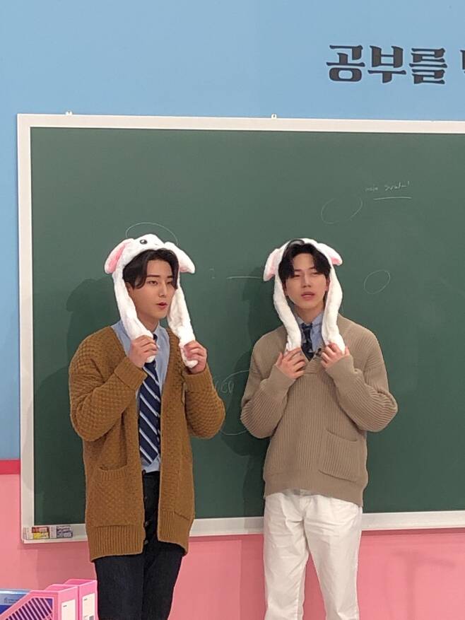 Day6 Help, Young Kei, delivered fresh beat exercises using rabbit hats.Day 6 Young Kei and Help appeared on Adolah School released on U + Idol Love! App on the 10th, and released a beat practice method for playing drums with cute rabbit hats.On this day, Young Kei and Help turned into short-term attribute internet instructors for winter vacation and laughed at fans.Young Kei showed Young Keis Song Classroom under the theme of Sing without fear, and Help transformed into a drum instructor Rock and Roll Palace Arts University, Help Sam, and presented a drum attribute classroom.Help attracted attention with customized lessons for fans, such as picking sticks and learning beats from the basic structure of drums.In particular, Professor Help and assistant Young Kei laughed with a lovely charm that practiced playing beats in line with easy agitation such as Kobu and Grandmother wearing a rabbit hat.Help turned his stick and showed off his brilliant drum performance. Young Kei, who saw Help, said, I thought it was rubber rubber, my arms were growing.Adolah School is the first idol Love Live! Ingang project in Korea, and SF9, Astro, Ohmy Girl, and (girl) children appeared.=
