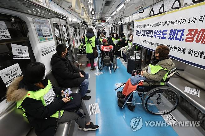 이동권 보장 시위 벌이는 장애인들 (서울=연합뉴스) 서명곤 기자 = 10일 서울 지하철 4호선 동대문역사문화공원역에서 서울장애인차별철폐연대 회원들이 장애인 이동권 보장을 요구하며 시위를 하고 있다. 이 시위로 열차 운행이 지연되고 있다. 2021.2.10 seephoto@yna.co.kr