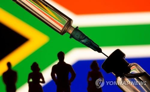 남아공 국기를 배경으로 한 주사기와 약병 일러스트레이션 [로이터=연합뉴스 자료사진]