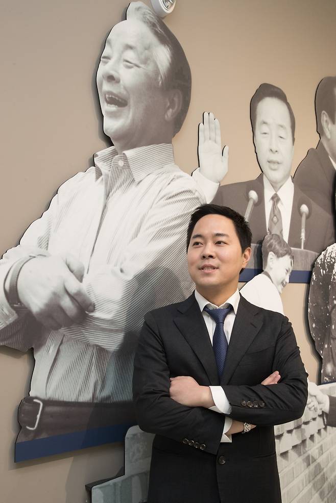 3일 오전, 서울 동작구 구립김영삼도서관에서 김영삼 전 대통령의 손자이자 국민의힘 권영세 의원 보좌진으로 근무하며 정치를 배우고 있는 김인규 씨가 할아버지 사진 앞에서 포즈를 취하고 있다. / 고운호 기자