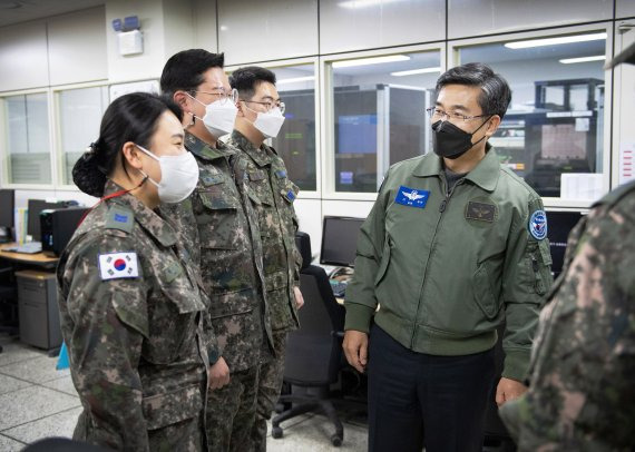 (서울=뉴스1) = 서욱 국방부 장관이 설 연휴 첫날인 11일 강화도 공군 방공관제대를 방문, 방공작전 비상대기 임무를 수행하고 있는 장병들을 격려하고 있다. (국방부 제공) 2021.2.11/뉴스1 /사진=뉴스1화상