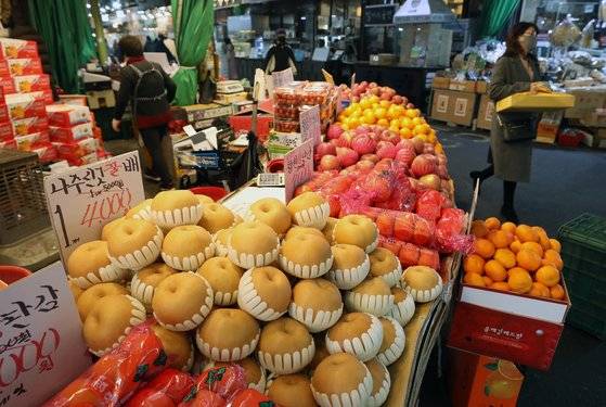 민족대명절 설 연휴를 앞둔 7일 오후 서울 마포구 망원시장에서 시민들이 제수용품을 구매하고 있다. 뉴스1