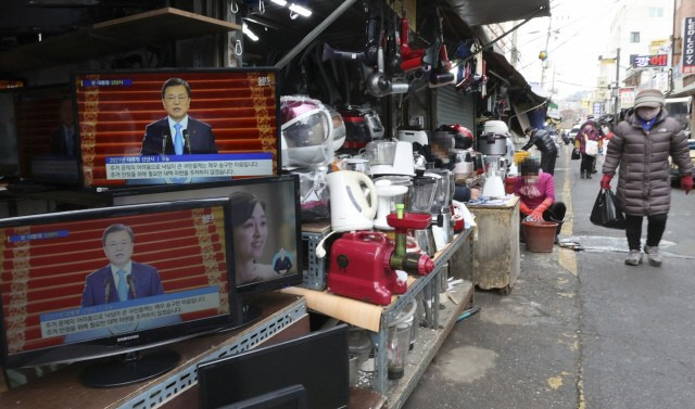 지난달 11일 오후 서울 황학동 중앙시장 중고가전제품 판매점에 진열된 TV에서 문재인 대통령 신년사가 방영되고 있다. [사진출처 = 연합뉴스]