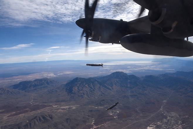 AC-130J는 AC-130W에서 사용되는 각종 소형 정밀유도무기에 더해 전투기에서 사용되는 250파운드 크기의 GBU-39 SDB를 새롭게 장착 운용하게 된다. 사진=미 공군