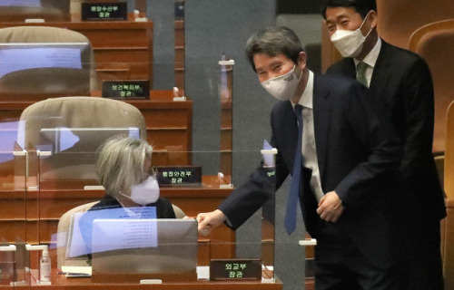 이인영 통일부 장관(가운데)이 4일 국회 본회의장에서 강경화 외교부 장관과 인사하고 있다. /연합뉴스