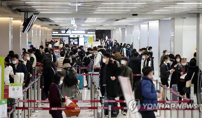 여행객과 귀성객으로 붐비는 김포공항 국내선 청사 (서울=연합뉴스) 임헌정 기자 = 설 연휴를 하루 앞둔 10일 오전 서울 강서구 김포공항 국내선 청사가 여행객과 귀성객들로 붐비고 있다. 2021.2.10 kane@yna.co.kr