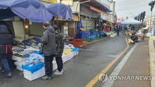 설 연휴 첫날 한산한 용인중앙시장 (용인=연합뉴스) 김솔· 기자 = 설 연휴 첫날인 11일 오전 경기 용인시 처인구의 용인중앙시장이 한산하다. 2021.2.11