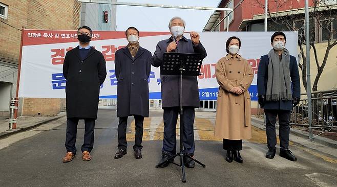 기자회견하는 전광훈 목사와 변호인단 [촬영 조다운]