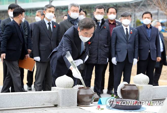 명복을 빕니다 (순천=연합뉴스) 형민우 기자 = 전남을 방문한 더불어민주당 이낙연 대표가 11일 오후 순천시 덕연동 여순항쟁위령탑을 찾아 희생자들의 명복을 빌며 헌화하고 있다. 2021.2.11 minu21@yna.co.kr