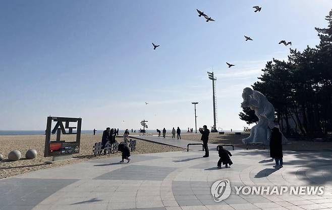 관광객 발길 이어지는 속초해변 (속초=연합뉴스) 박영서 기자 = 설 연휴 첫날인 11일 오전 강원 속초시 속초해수욕장을 찾은 관광객들이 해변을 거닐며 연휴를 만끽하고 있다. 2021.2.11 conanys@yna.co.kr