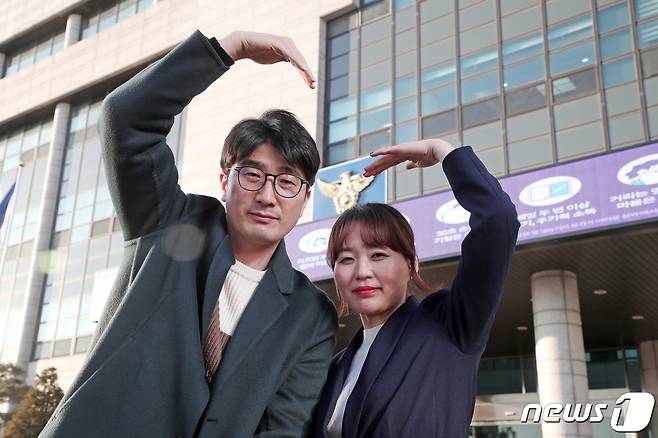 책임수사관 부부 1호인 지우현·정성숙 경감이 9일 오후 경기도 수원시 장안구 경기남부경찰청에서 뉴스1과의 인터뷰에 앞서 포즈를 취하고 있다. 2021.2.9/뉴스1 © News1 조태형 기자