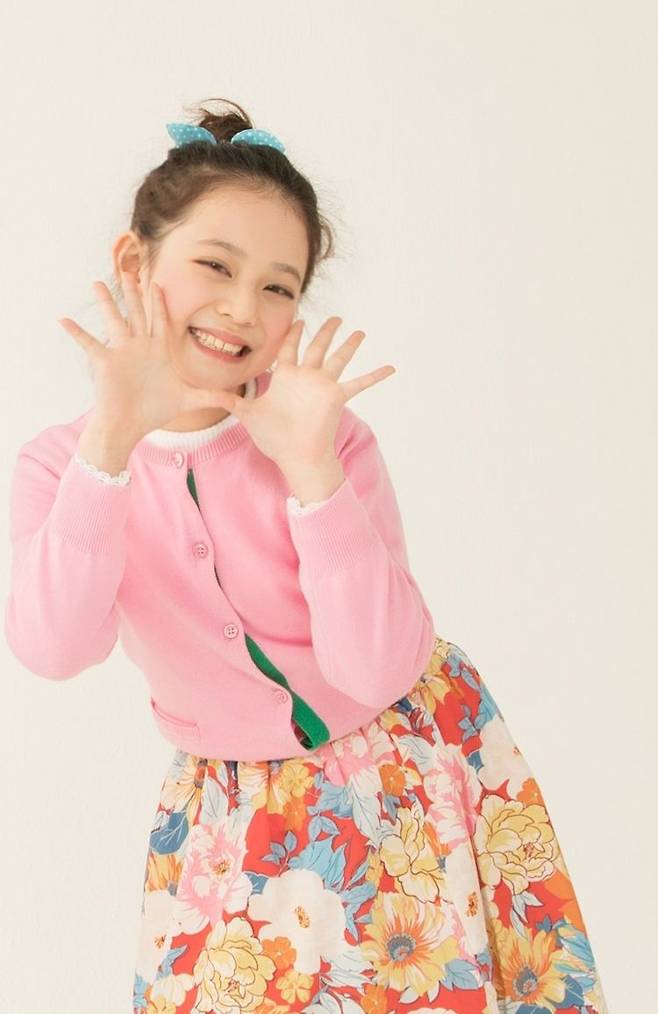 "새해 복 많이 받으세요!" '미스트롯2' 초등부 임서원. 가장 좋아하는 색인 하늘색 머리끈으로 머리를 올려묶고 하늘색이 포인트로 들어간 치마를 입었다. /고운호 기자