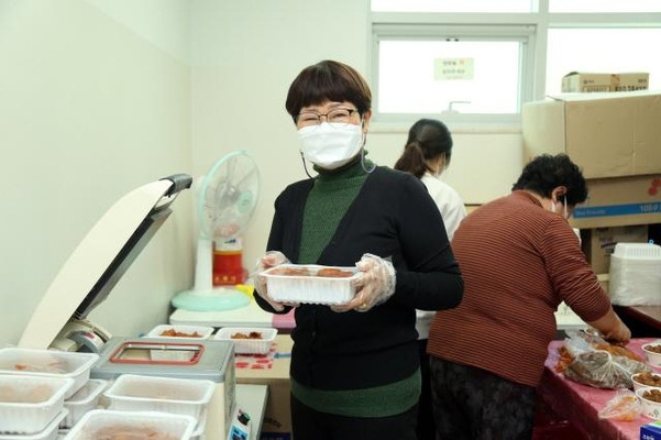 지난 8일 오후 서울 구로구 가리봉동 주민센터에서 노화자씨가 배달할 반찬통을 들어보이고 있다. /구로구청 제공