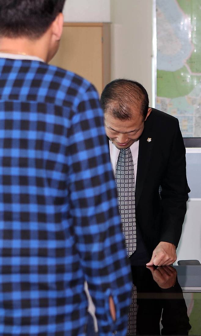 2019년 10월25일 오전 대구시 서구의회 소속 민부기 더불어민주당 의원이 서구청 건축주택과를 찾아 고개 숙여 사과하고 있다. 민 의원은 앞서 해당 과 공무원들을 사무실로 불러 호통치는 장면을 사회관계망서비스(SNS)로 생중계해 물의를 일으켰다. 연합뉴스