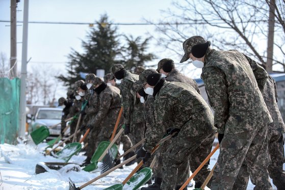 지난달 8일 공군 제1전투비행단 장병이 광주 광산구 기지 주변 도로에 쌓인 눈을 치우고 있다. 공군 1전비는 광주공항 등 기지 인근 시설을 이용하는 시민 불편을 줄이고자 제설 대민지원에 나섰다. [사진 공군 제1전투비행단 제공]