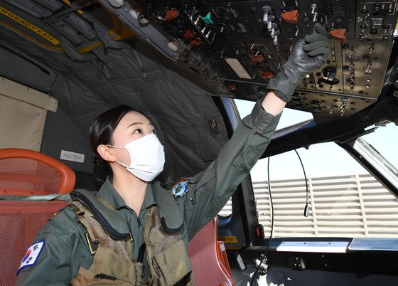 해군에 처음으로 여군 P-3 해상초계기 기관조작사가 탄생했다. 지난 5일 해군은 6항공전단 김선율 하사가 P-3해상초계기 기관조작사 교육과정을 수료했다고 밝혔다. 김 하사가 P-3해상초계기 조종석에서 점검하고 있다. [사진 해군 6항공전단 제공]