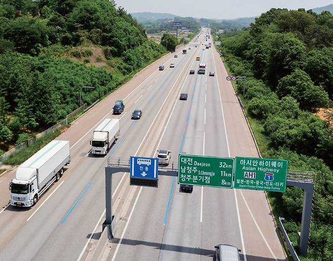 고속도로 이정표에는 해당 도시까지 남은 거리가 표시돼 있다. [사진 한국도로공사]