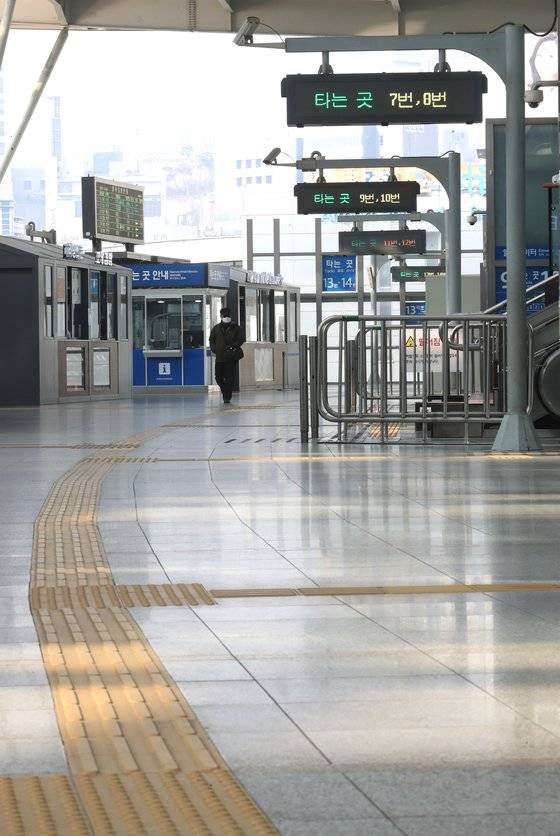 설날인 12일 오전 서울역이 한산한 모습을 보이고 있다. 뉴스1