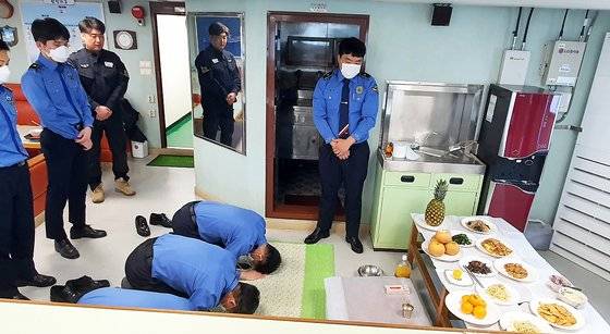 민족 최대 명절 설날인 12일 오전 제주해양경찰서 소속 1505함 대형 경비함정 조타실에서 고향에 가지 못한 승조원들이 합동 차례를 지내고 있다. 제주해양경찰서 제공