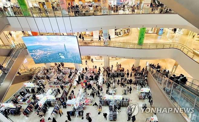 연휴 첫 날, 시민들로 붐비는 쇼핑몰 (서울=연합뉴스) 김도훈 기자 = 설 연휴 첫날인 11일 오후 3시경 서울 시내의 한 쇼핑몰을 찾은 시민들이 휴일을 즐기고 있다. 2021.2.11 superdoo82@yna.co.kr