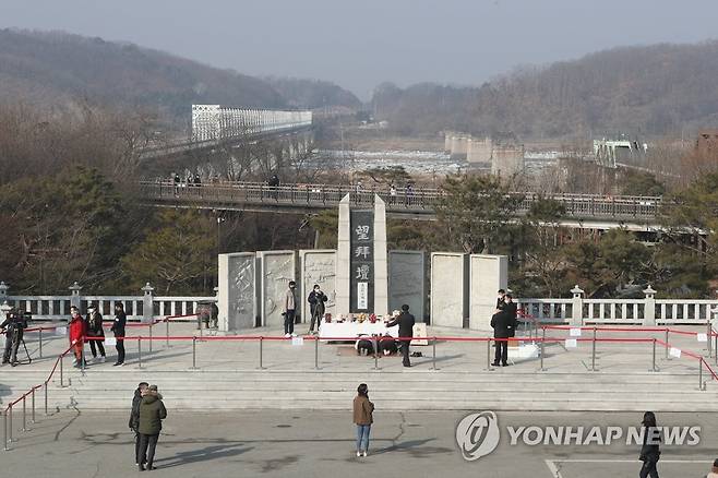 코로나19로 한산한 임진각 (파주=연합뉴스) 임병식 기자 = 설날인 12일 경기도 파주시 임진각 망배단에서 실향민 가족들이 절하고 있다. 2021.2.12 andphotodo@yna.co.kr