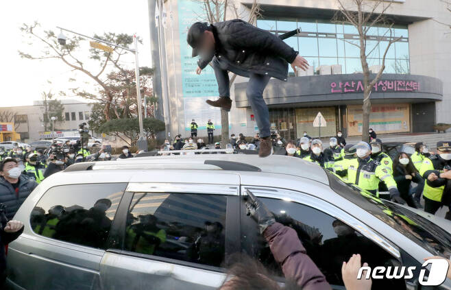 12일 오전 안산시내에서 한 유튜버가 거주지로 향하는 조두순이 탑승한 차량을 공격하고 있다. 2020.12.12/뉴스1 © News1 조태형 기자