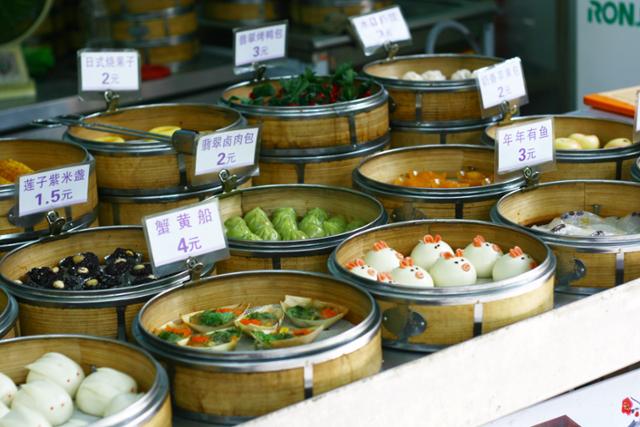 쑤저우 평강가의 간식 파는 가게에 다양한 음식이 진열돼 있다. ⓒ최종명