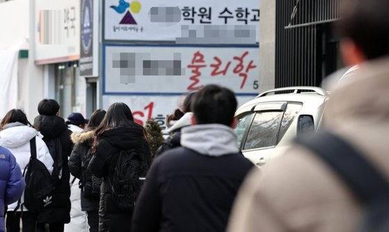 서울 대치동 학원가 인근에 가방 멘 학생들이 지나가고 있다. 연합뉴스
