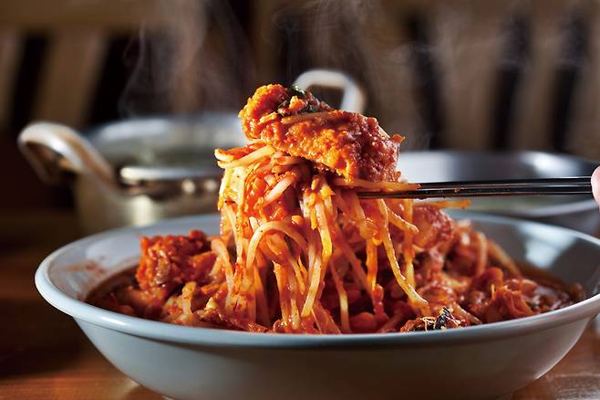 쫀득쫀득 씹는 맛이 일품인 아귀찜. 마산식 아귀찜에는 반건조한 아귀를 쓴다.