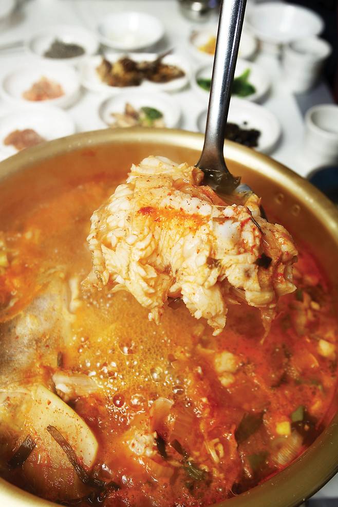 묵은지를 넣어 얼큰하게 끓이는 동해·삼척식 곰치국(왼쪽)