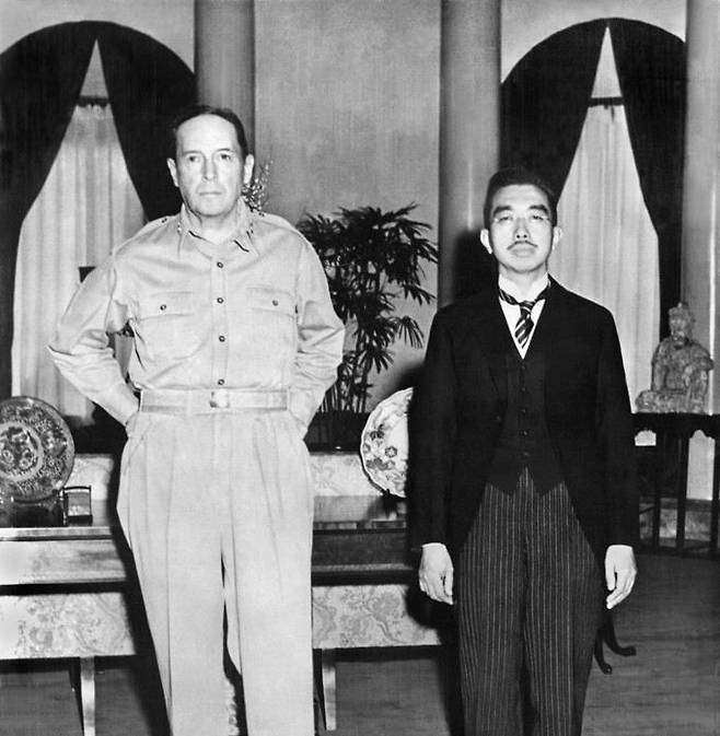 2차 대전 종전 직후 연합군 사령관 맥아더 장군과 함께 한 히로히토 일왕. 