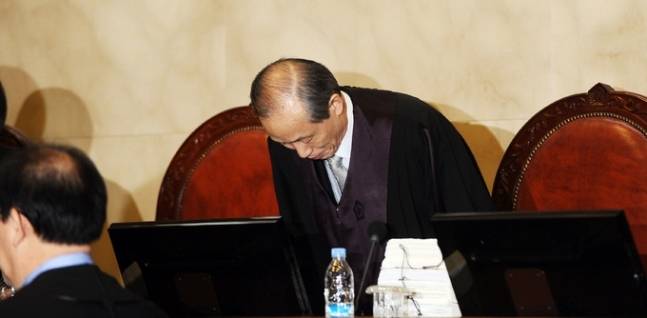 이용훈 대법원장이 2010년 1월 21일 오후 서울 서초동 대법원에서 열린 사립학교 내 종교자유 문제에 대한 공개변론에서 자리에 착석하고 있다. 뉴시스