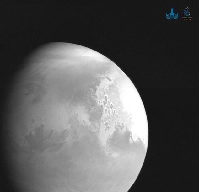 5일(현지시간) 중국국가우주국(CNSA)은 화성 탐사선 ‘톈원(天問) 1호’가 촬영한 화성 표면 사진을 처음 공개했다. CNSA 제공